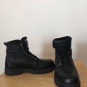 I’m selling a pair of black Sean John boots.
